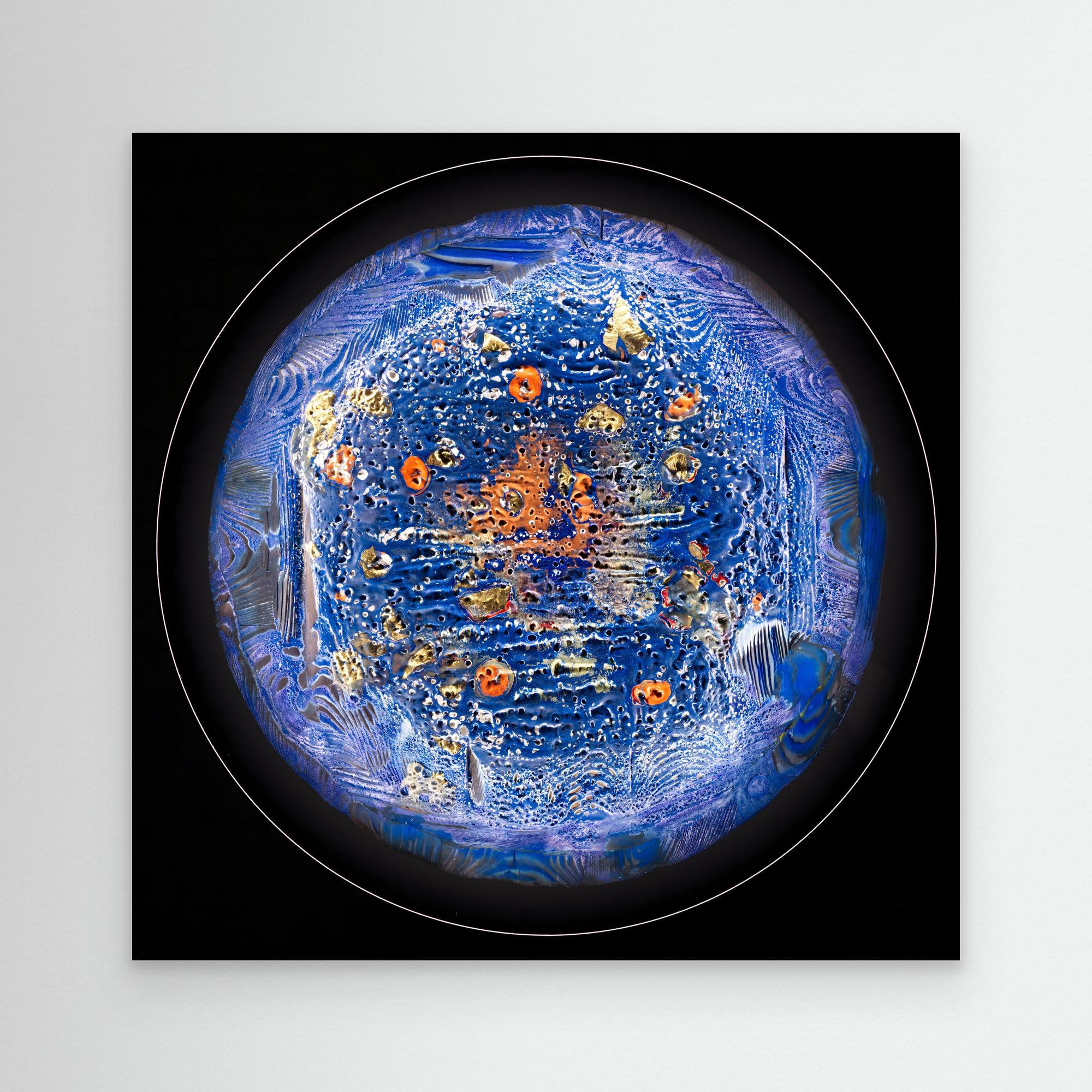 Beshine Burning Canvas frontal – leuchtender Kreis in Ultramarinblau mit goldenen Fragmenten