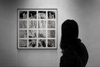 Besucher vor Rising Terrains – Kunstwerk mit skalierter Wirkung und archaischer Struktur im Raum