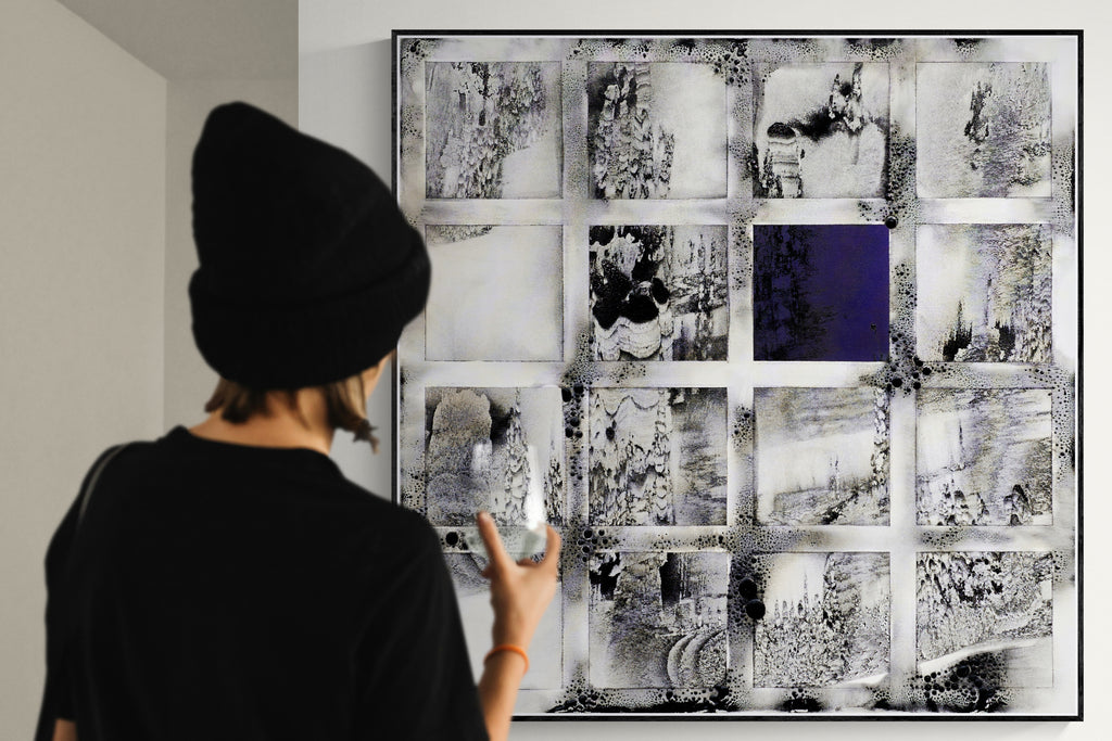Besucher vor Blue Horizon Field – Kunstwerk mit ruhigem Fokuspunkt und meditativer Wirkung