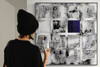 Besucher vor Blue Horizon Field – Kunstwerk mit ruhigem Fokuspunkt und meditativer Wirkung