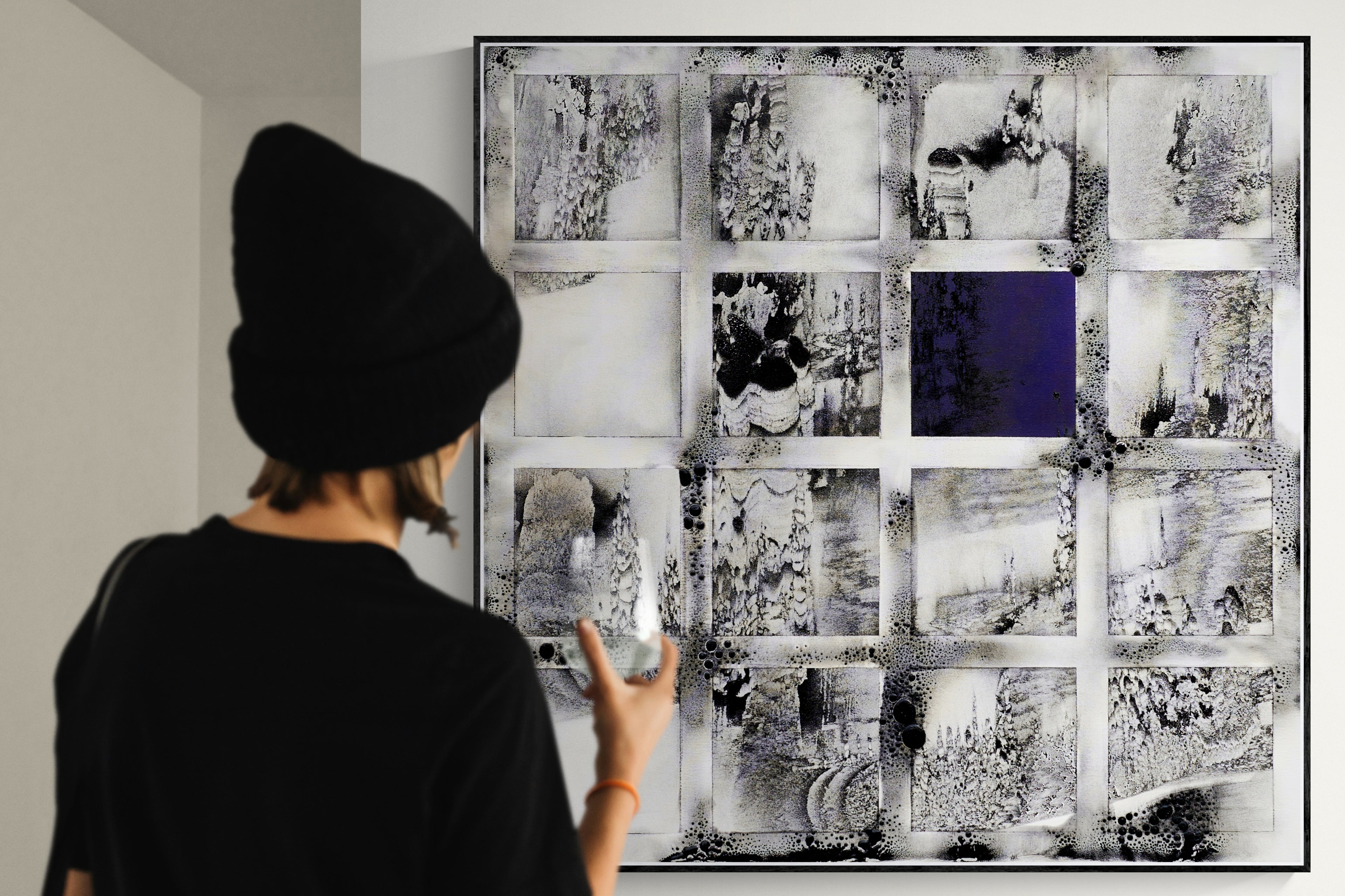 Besucher vor Blue Horizon Field – Kunstwerk mit ruhigem Fokuspunkt und meditativer Wirkung