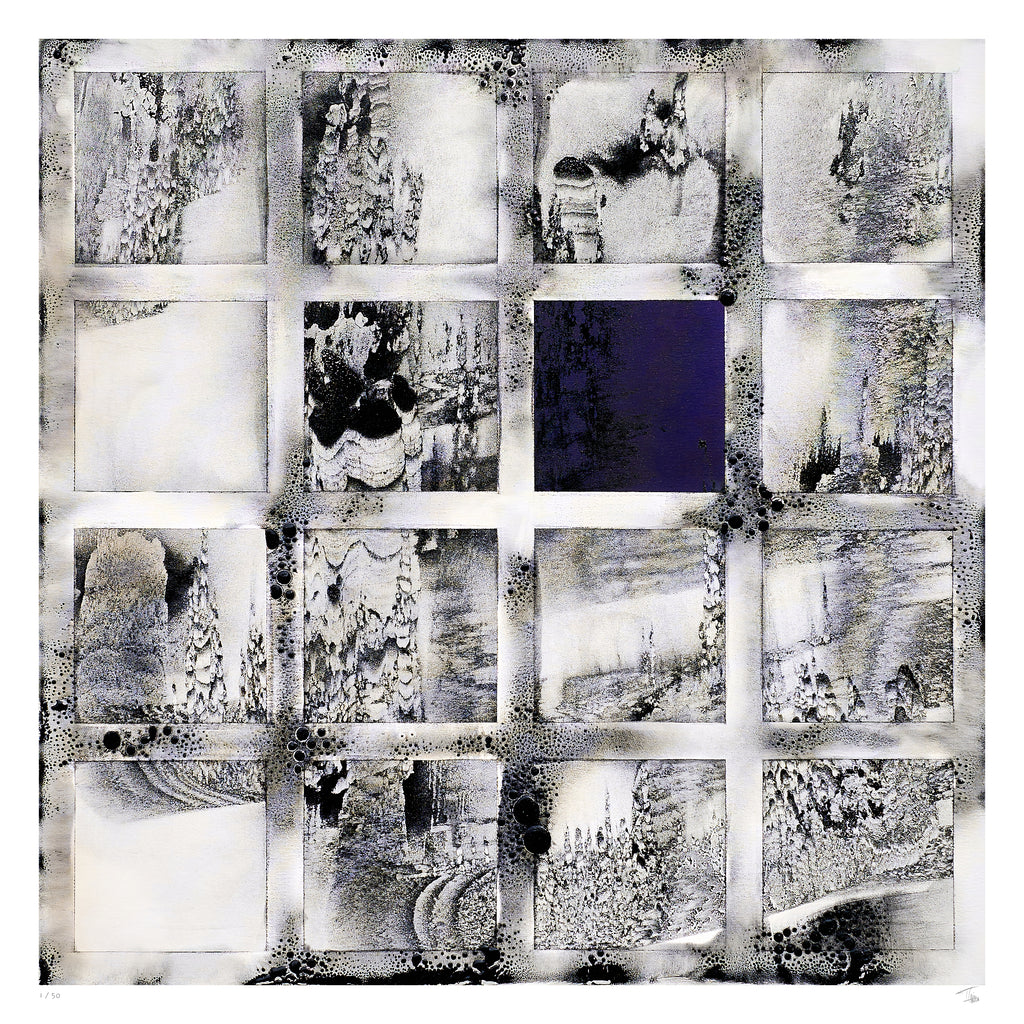 Blue Horizon Field Fine Art Edition frontal – rasterartige Struktur mit dunklen Pigmenten und tiefblauem Zentrum
