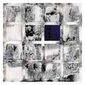 Blue Horizon Field Fine Art Edition frontal – rasterartige Struktur mit dunklen Pigmenten und tiefblauem Zentrum
