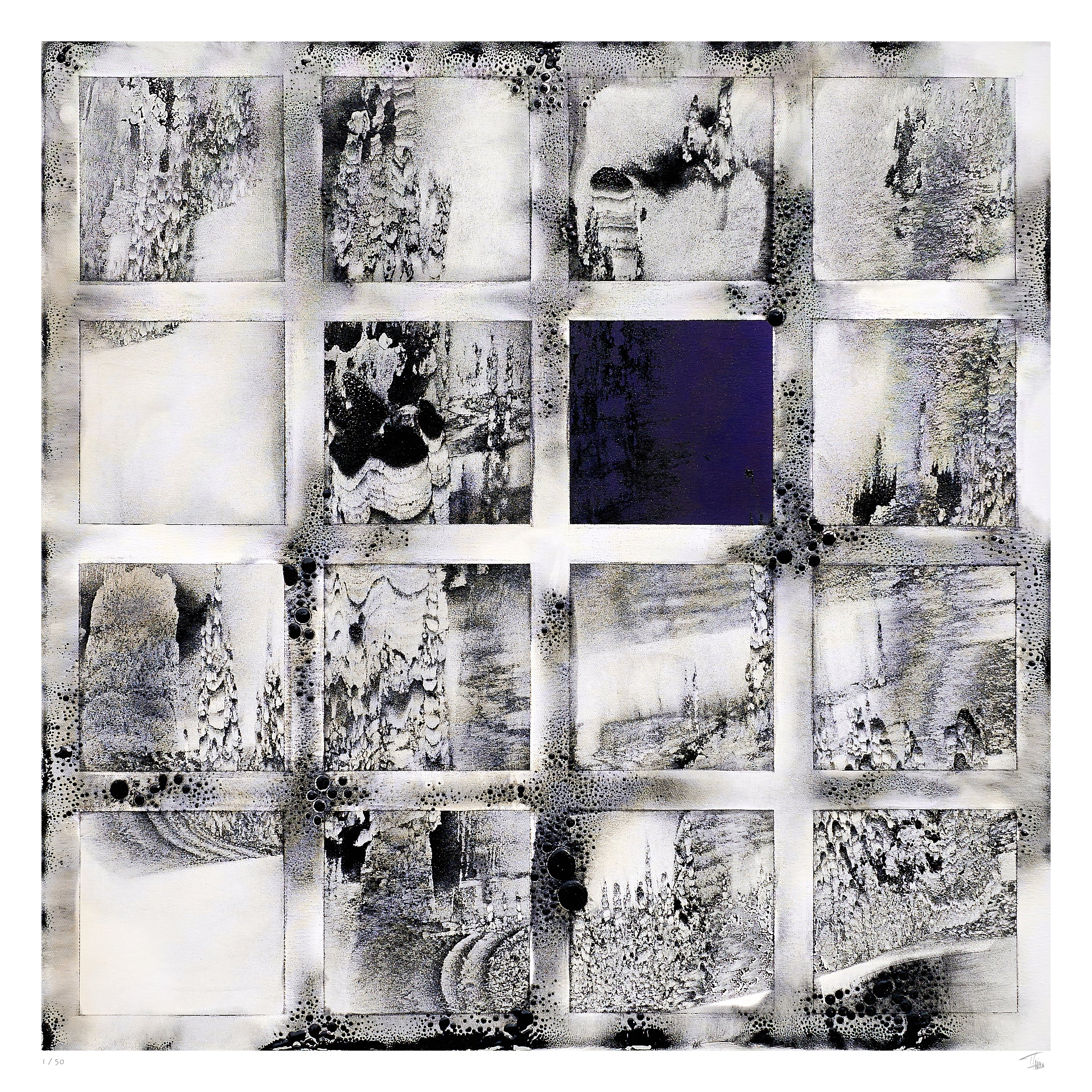 Blue Horizon Field Fine Art Edition frontal – rasterartige Struktur mit dunklen Pigmenten und tiefblauem Zentrum

