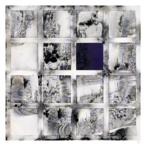 Blue Horizon Field Fine Art Edition frontal – rasterartige Struktur mit dunklen Pigmenten und tiefblauem Zentrum
