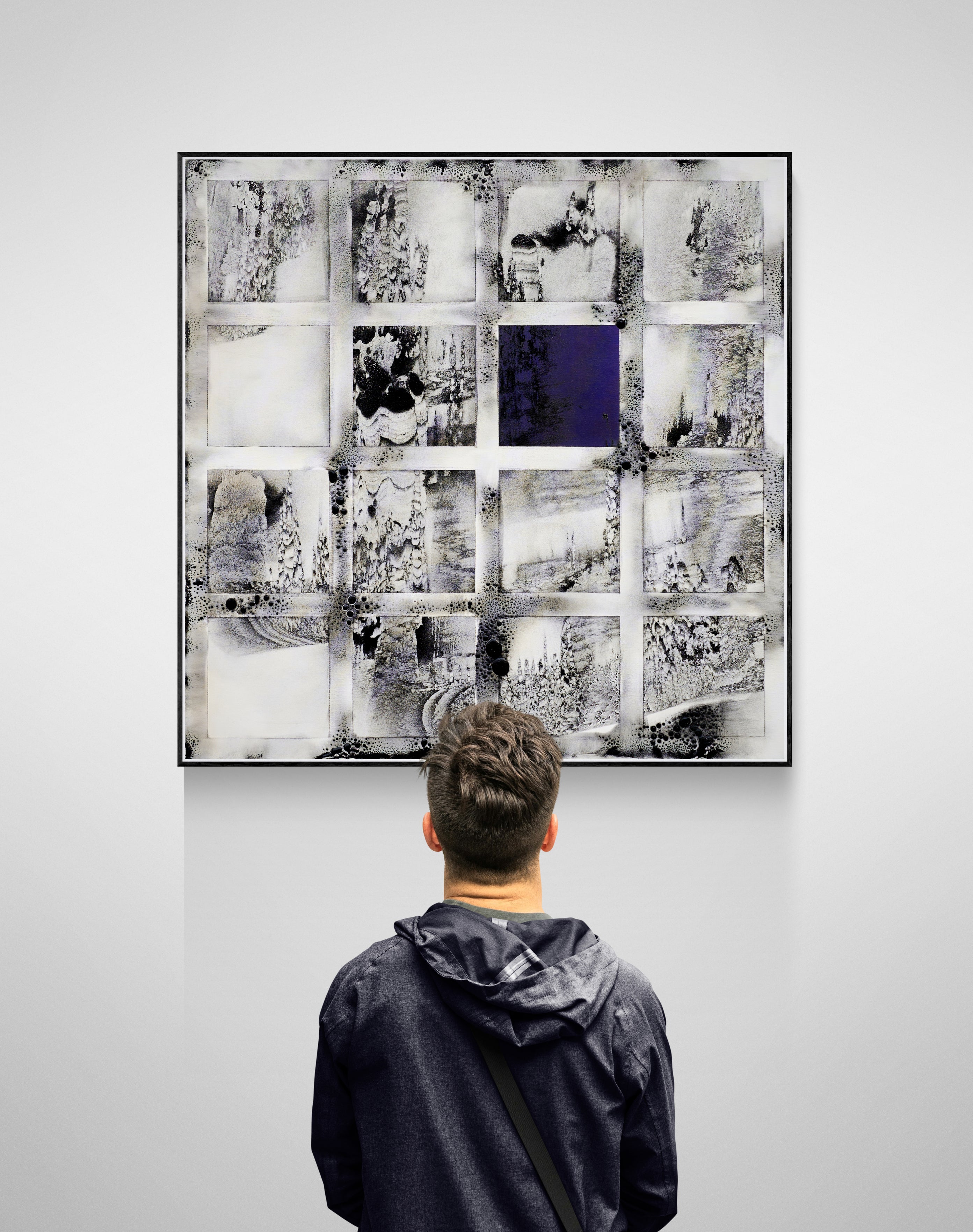 Blue Horizon Field in Galerie – modernes Kunstwerk mit ruhigem, zentralem Farbfeld und strukturierter Oberfläche
