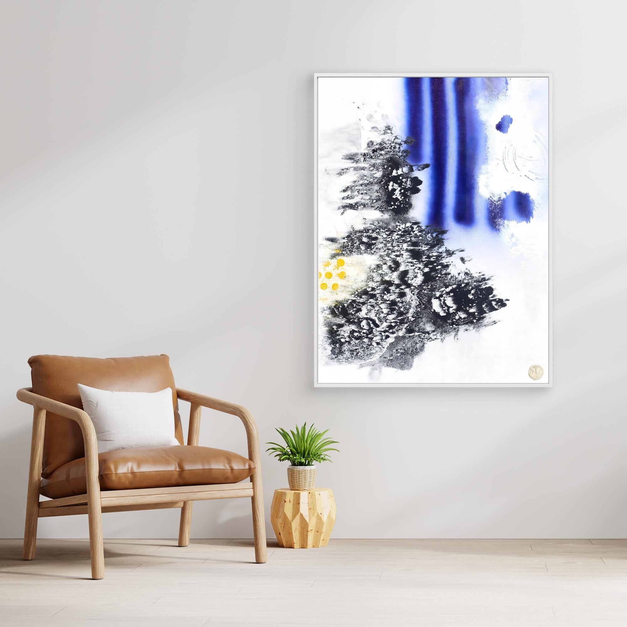 Charred Patterns im Wohnraum – abstrakter Druck mit subtiler Bewegung und struktureller Präsenz