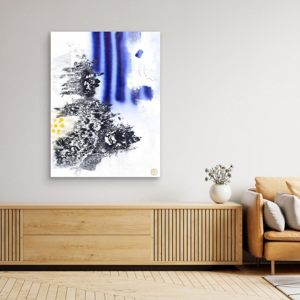 Charred Patterns in modernem Interieur – reduzierte Komposition mit feiner Dynamik
