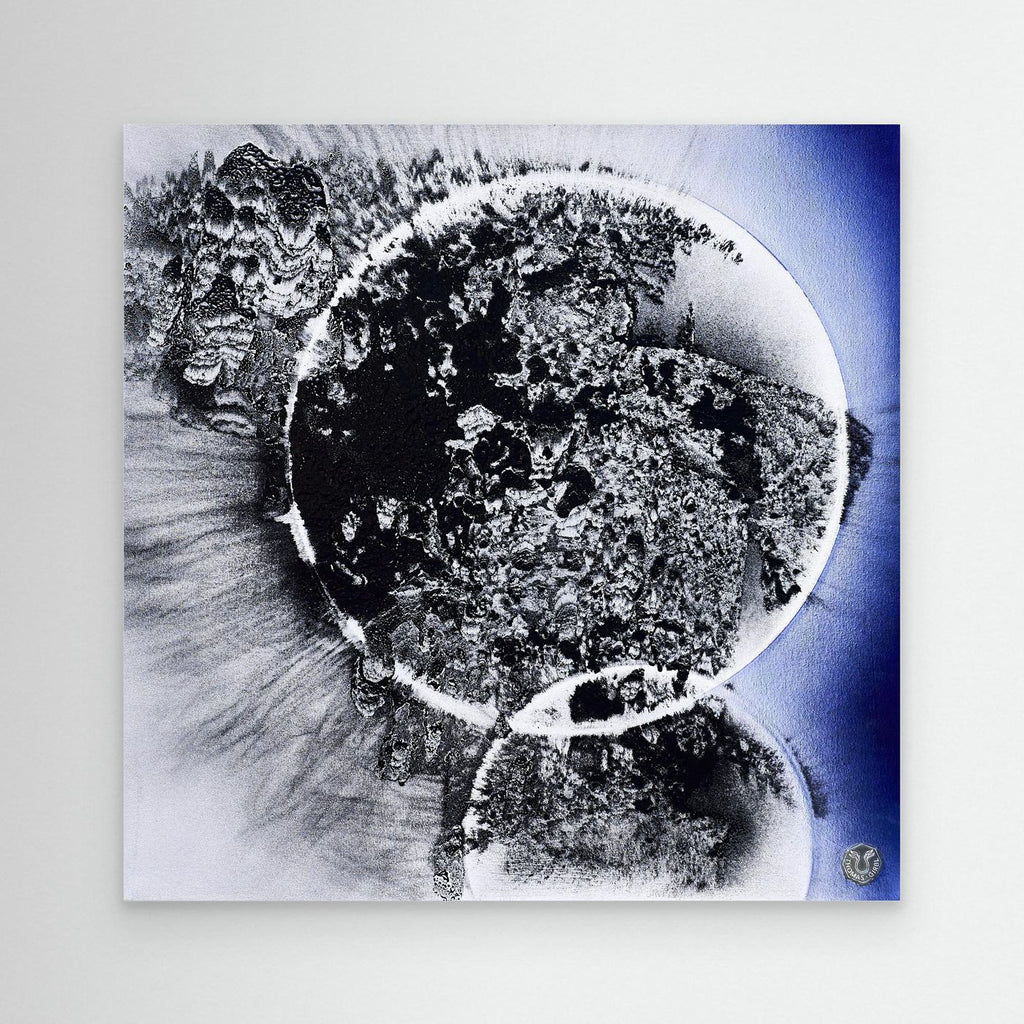Collision of Opportunities Burning Canvas frontal – fragmentierte, planetarische Struktur mit grauen und blauen Pigmenten
