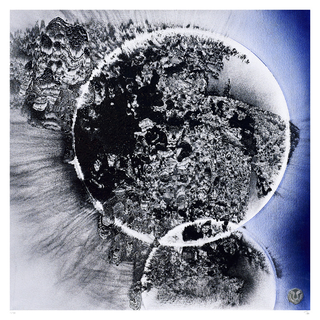 Collision of Opportunities Fine Art Edition frontal – fragmentierte, planetarische Form mit grauen Strukturen und leuchtendem Blau
