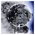 Collision of Opportunities Fine Art Edition frontal – fragmentierte, planetarische Form mit grauen Strukturen und leuchtendem Blau
