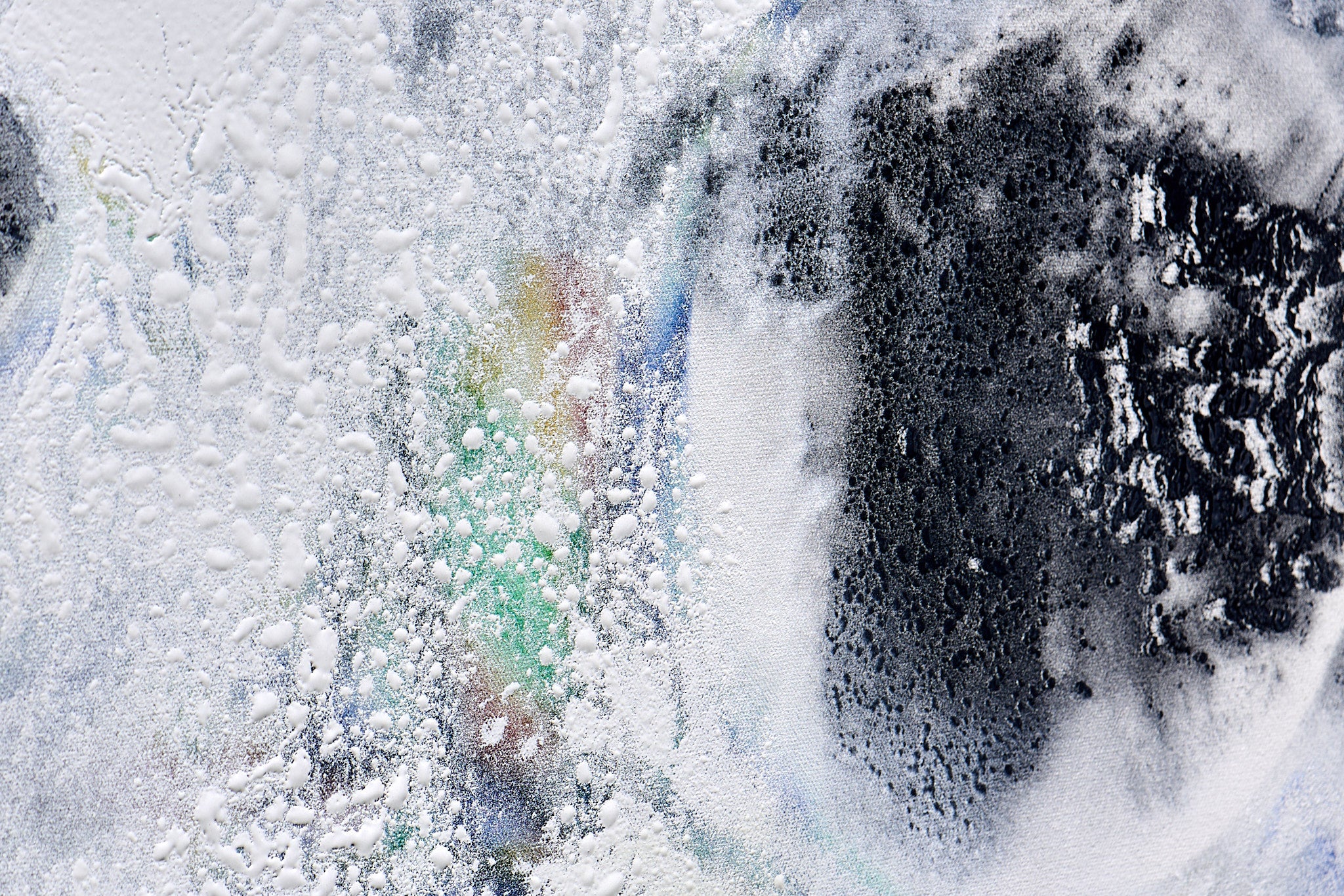 Detail von Cosmic Grid – kristalline Texturen und farbige Linien zwischen kreisförmigen Formen
