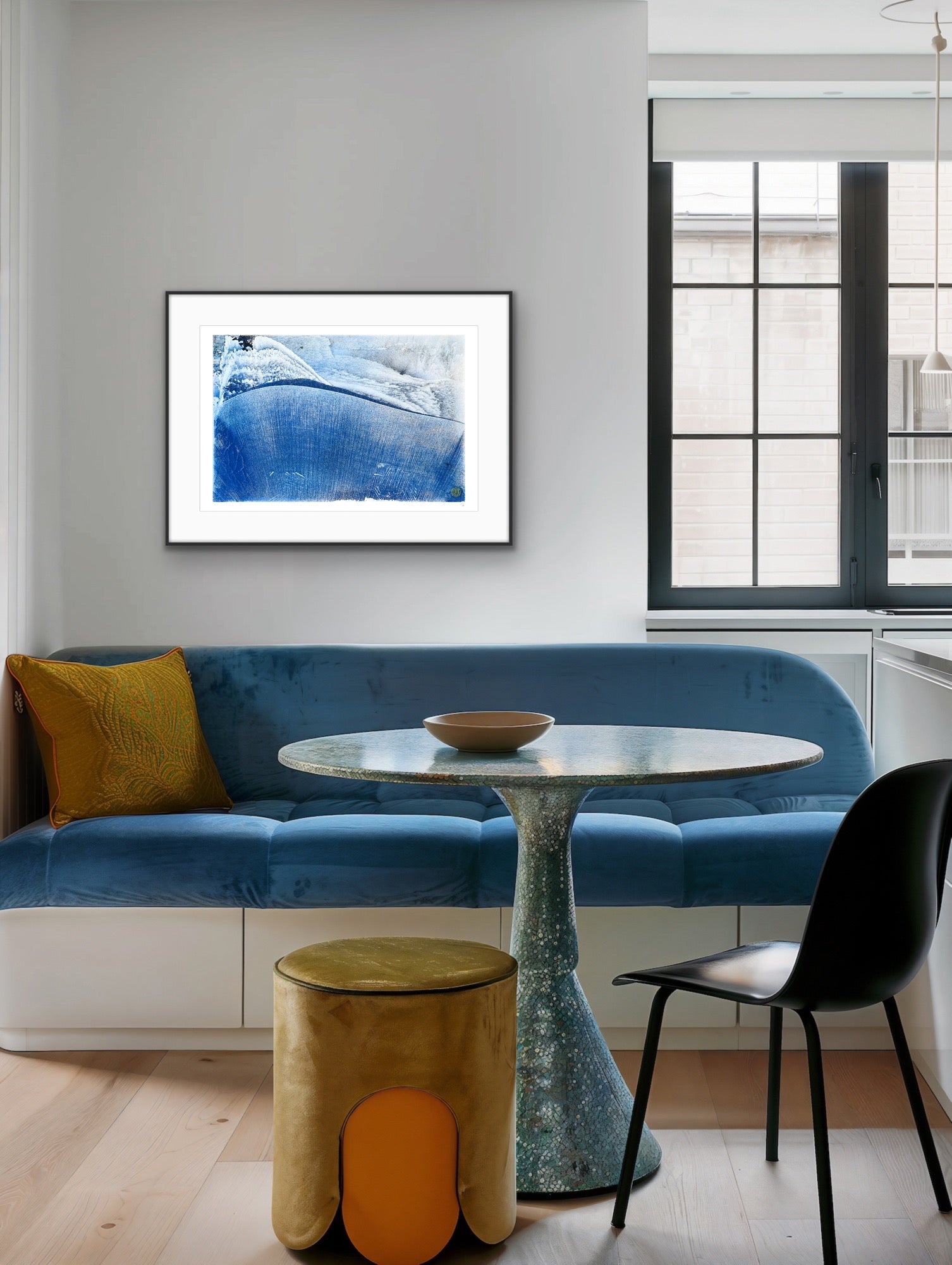 Erinnerung an das Urmeer Edition im Wohnraum – abstrakter Kunstdruck mit fließenden Pigmentschichten und maritimer Anmutung