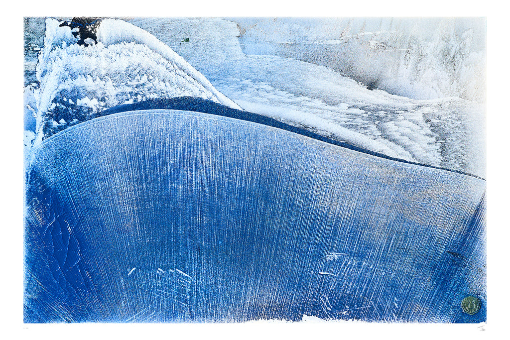Erinnerung an das Urmeer Fine Art Edition frontal – kobaltblaue Oberfläche mit sandartigen Strukturen und ruhiger Ausstrahlung
