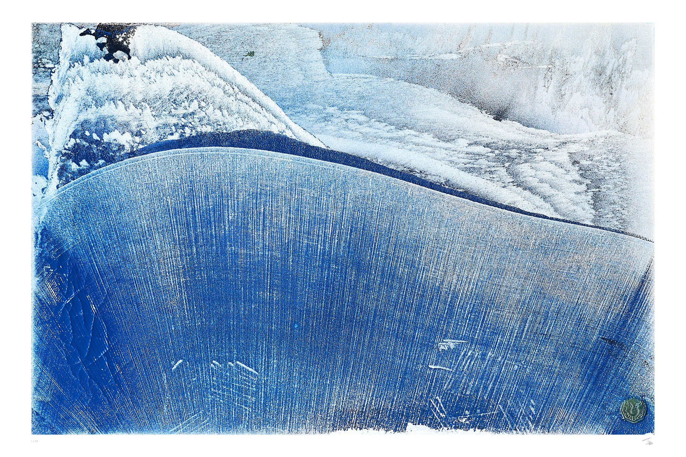 Erinnerung an das Urmeer Fine Art Edition frontal – kobaltblaue Oberfläche mit sandartigen Strukturen und ruhiger Ausstrahlung
