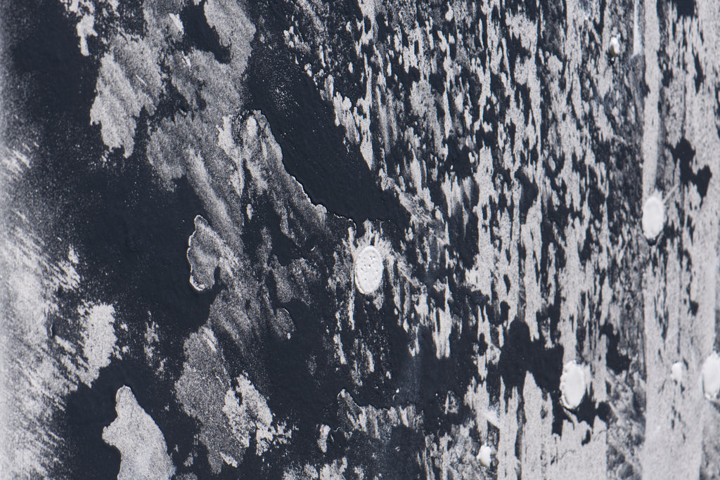 Detailaufnahme der verbrannten Struktur und geschichteten Pigmente im Kunstwerk „Fossil Landscape“ von Thomas Girbl