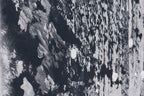 Detailaufnahme der verbrannten Struktur und geschichteten Pigmente im Kunstwerk „Fossil Landscape“ von Thomas Girbl
