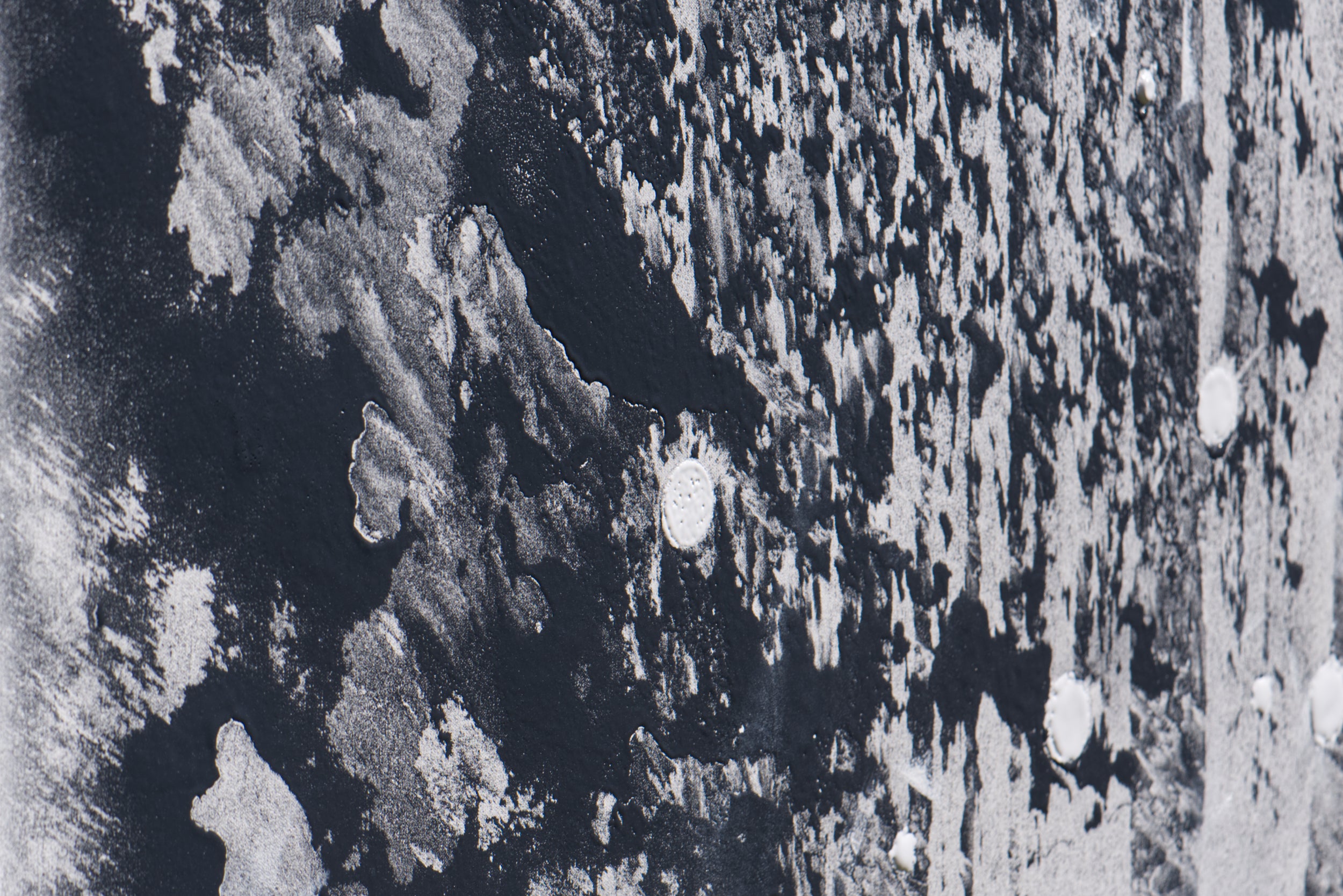 Detailaufnahme der verbrannten Struktur und geschichteten Pigmente im Kunstwerk „Fossil Landscape“ von Thomas Girbl