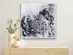 Interioransicht: „Fossil Landscape“ von Thomas Girbl als quadratisches Wandbild im modernen Wohnraum, 90 × 90 cm
