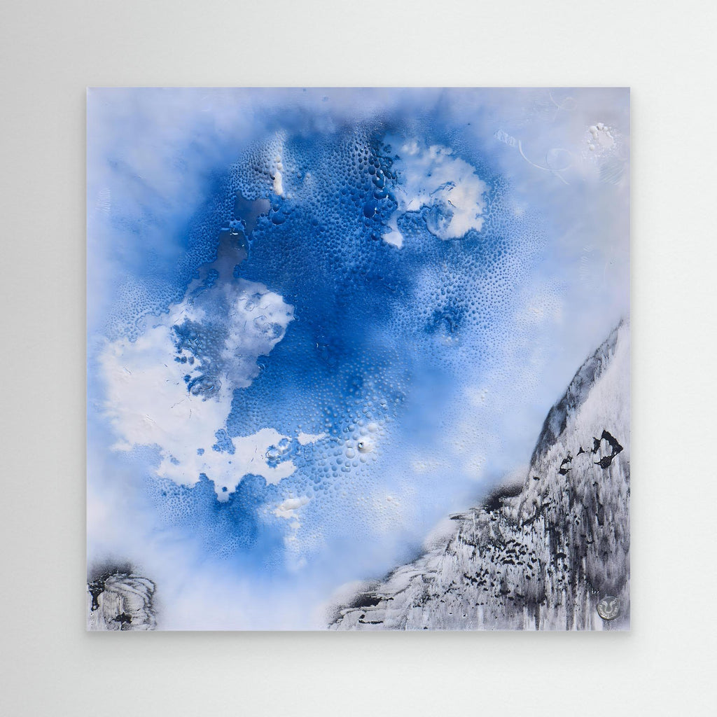 Heavenly Ornaments Burning Canvas frontal – feine Strukturen in Blau und Weiß mit schwebender, atmosphärischer Wirkung
