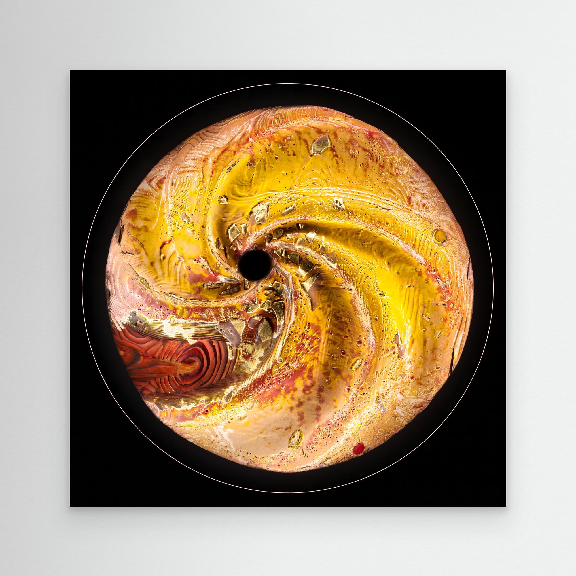 Lightshine Burning Canvas frontal – leuchtende Komposition mit feinen Pigment- und Feuerstrukturen
