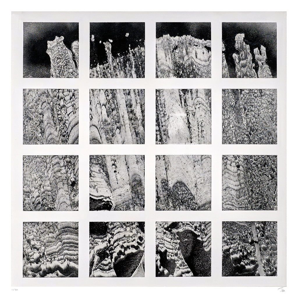 Rising Terrains Fine Art Edition frontal – rasterartige Struktur mit geologischer Anmutung und monochromen Pigmenten
