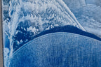Detailaufnahme der kobaltblauen Pigmentschichten und eingebettetem Sand im Kunstwerk „Memory of the Primordial Sea“ von Thomas Girbl