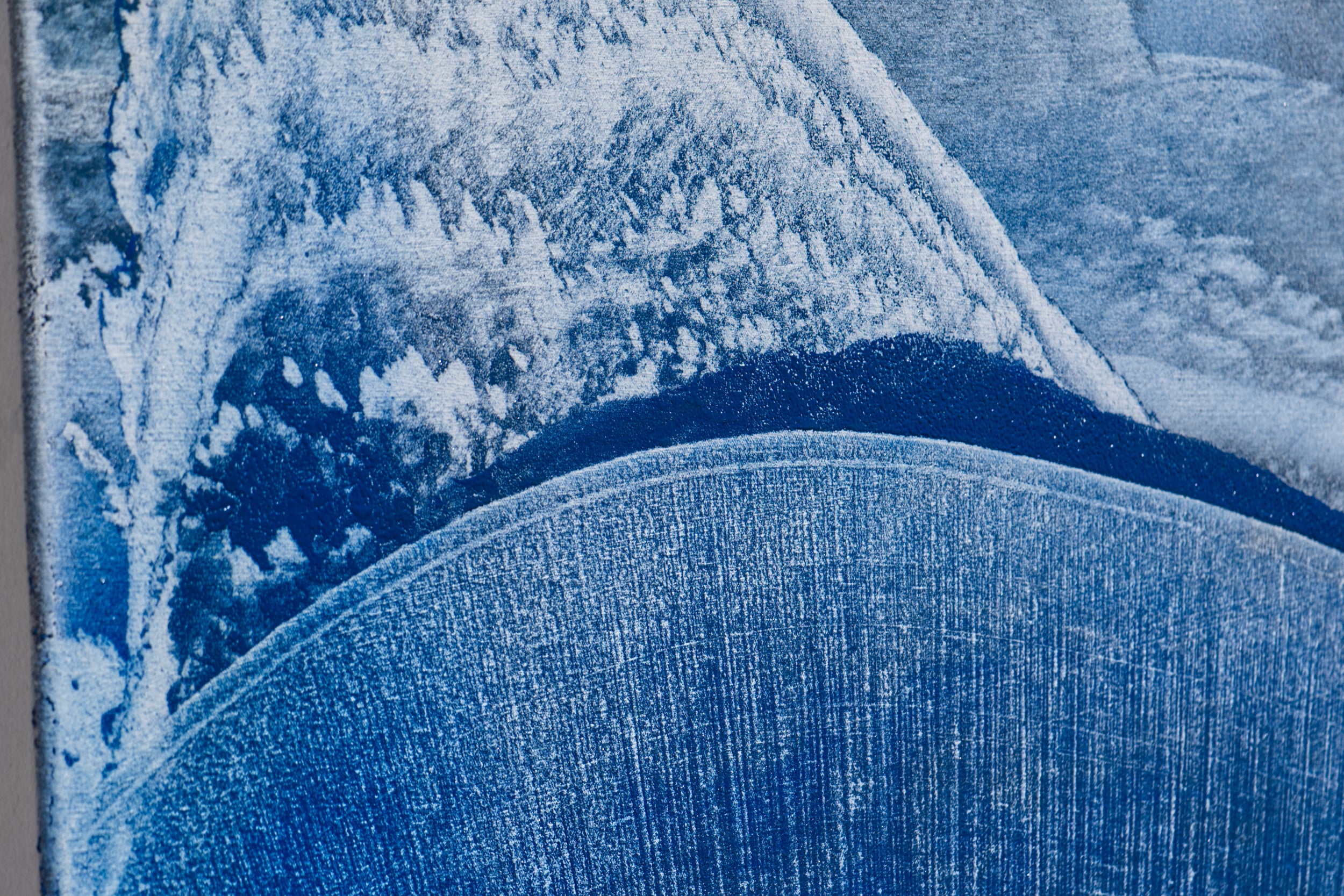 Detailaufnahme der kobaltblauen Pigmentschichten und eingebettetem Sand im Kunstwerk „Memory of the Primordial Sea“ von Thomas Girbl