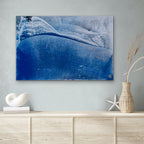 „Memory of the Primordial Sea“ von Thomas Girbl als abstrakte Feuerkunst im modernen Wohnraum, tiefblaue Komposition mit ruhiger Präsenz