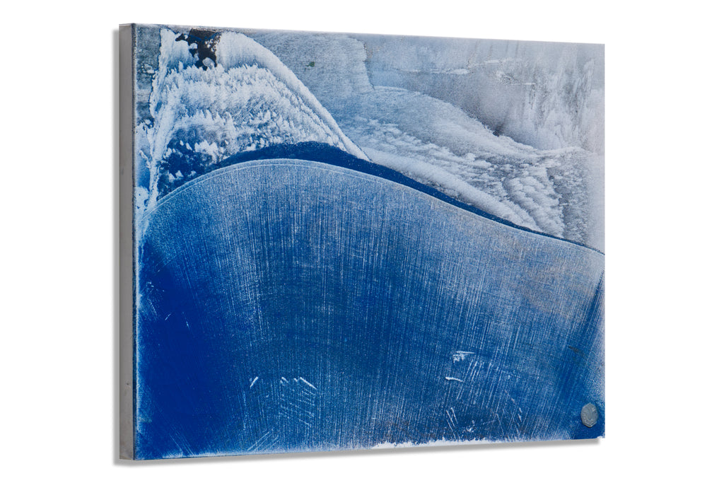 Seitenansicht der Leinwandarbeit „Memory of the Primordial Sea“ mit sichtbarer Materialtiefe und Struktur