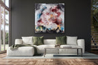 Shadows of the Primordial Depth in modernem Interieur – warme Farbigkeit als zentraler Blickpunkt
