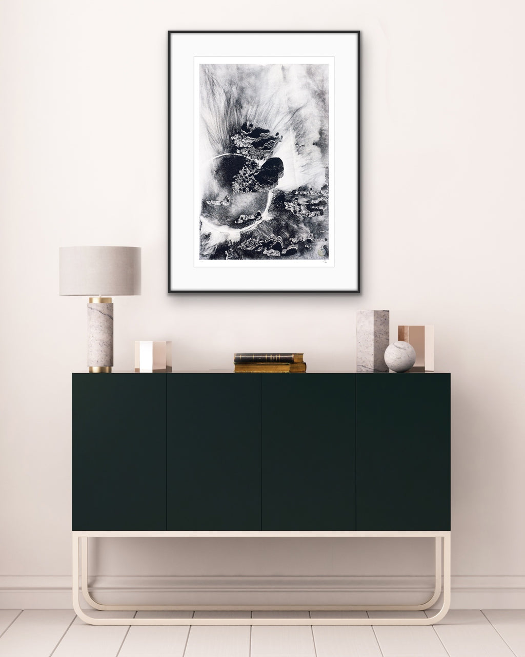 Pyro Continent I Fine Art Edition im Raum – ruhiges Kunstwerk mit archaischer, landschaftlicher Ausstrahlung
