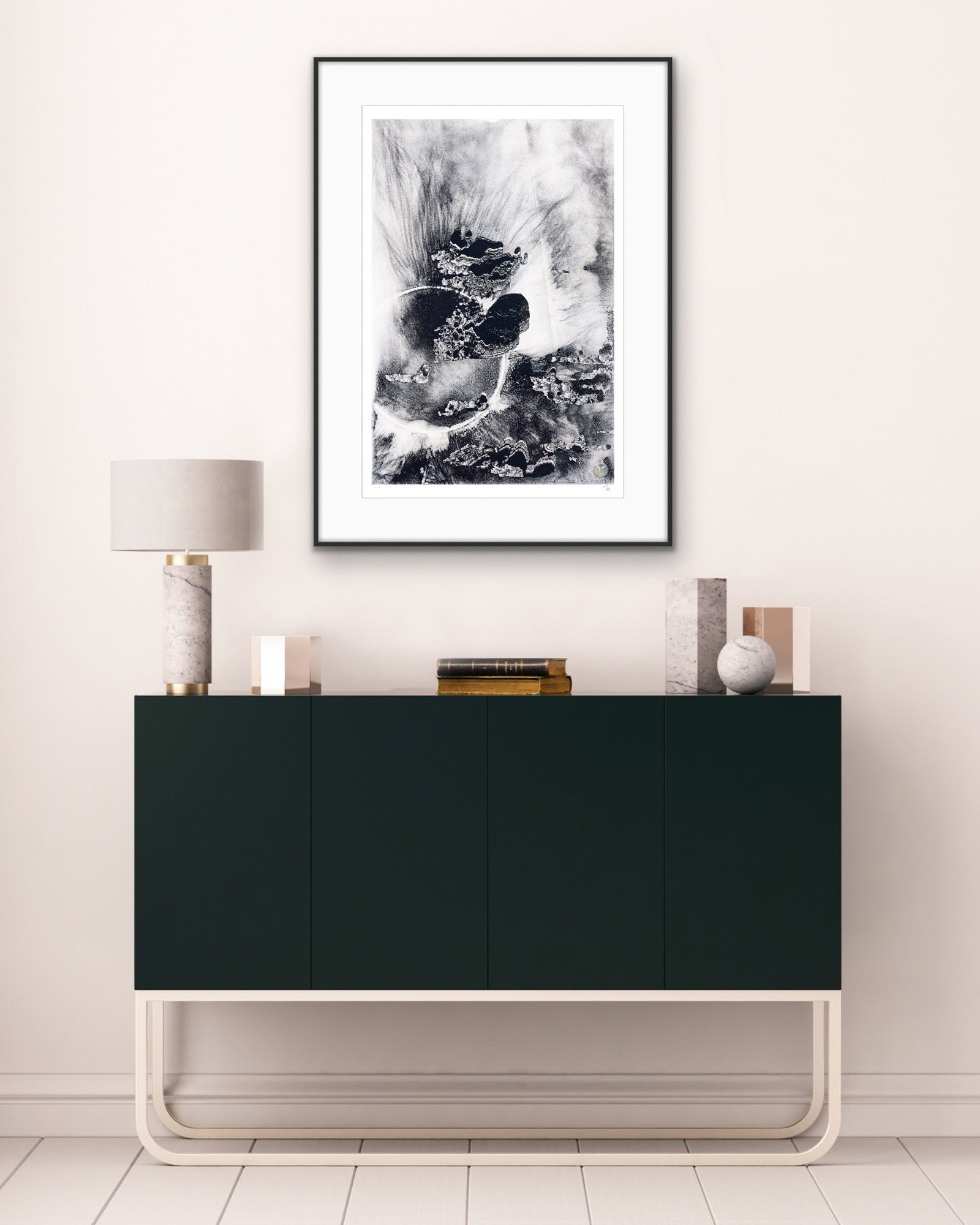 Pyro Continent I Fine Art Edition im Raum – ruhiges Kunstwerk mit archaischer, landschaftlicher Ausstrahlung
