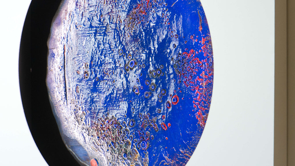 Detail von Seasolight – verbrannte Strukturen und feine Pigmentschichten in ultramarinblauer Oberfläche