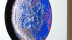 Detail von Seasolight – verbrannte Strukturen und feine Pigmentschichten in ultramarinblauer Oberfläche