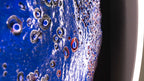 Makrodetail von Seasolight – Texturen wie Ablagerungen und Spuren von Bewegung im Material

