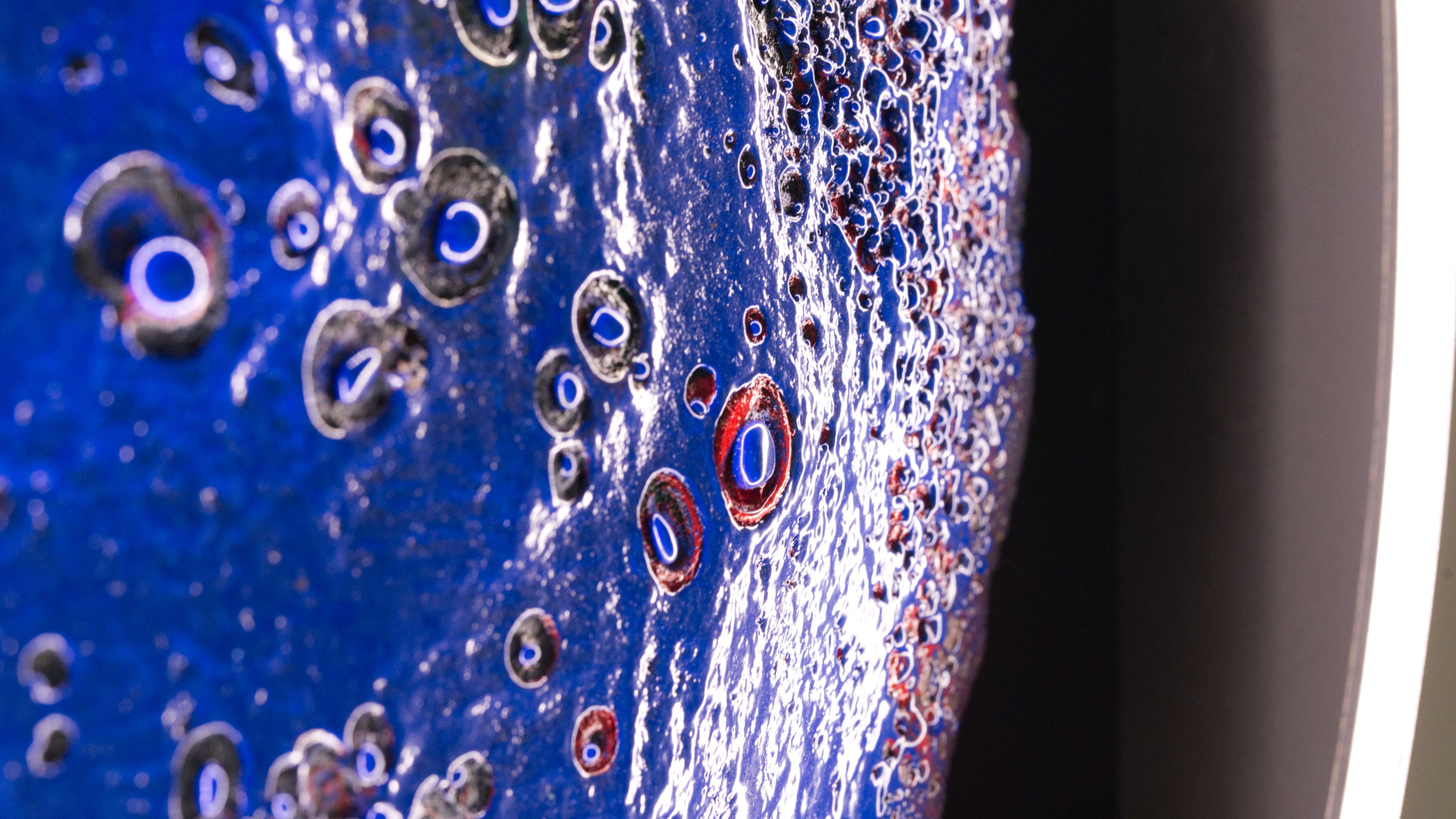 Makrodetail von Seasolight – Texturen wie Ablagerungen und Spuren von Bewegung im Material
