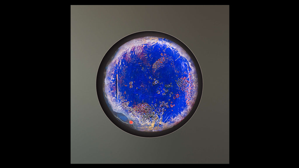 Seasolight Lichtobjekt frontal – ultramarinblaue Oberfläche mit Spuren von Feuer und Pigment auf Holz
