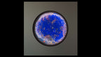 Seasolight Lichtobjekt frontal – ultramarinblaue Oberfläche mit Spuren von Feuer und Pigment auf Holz
