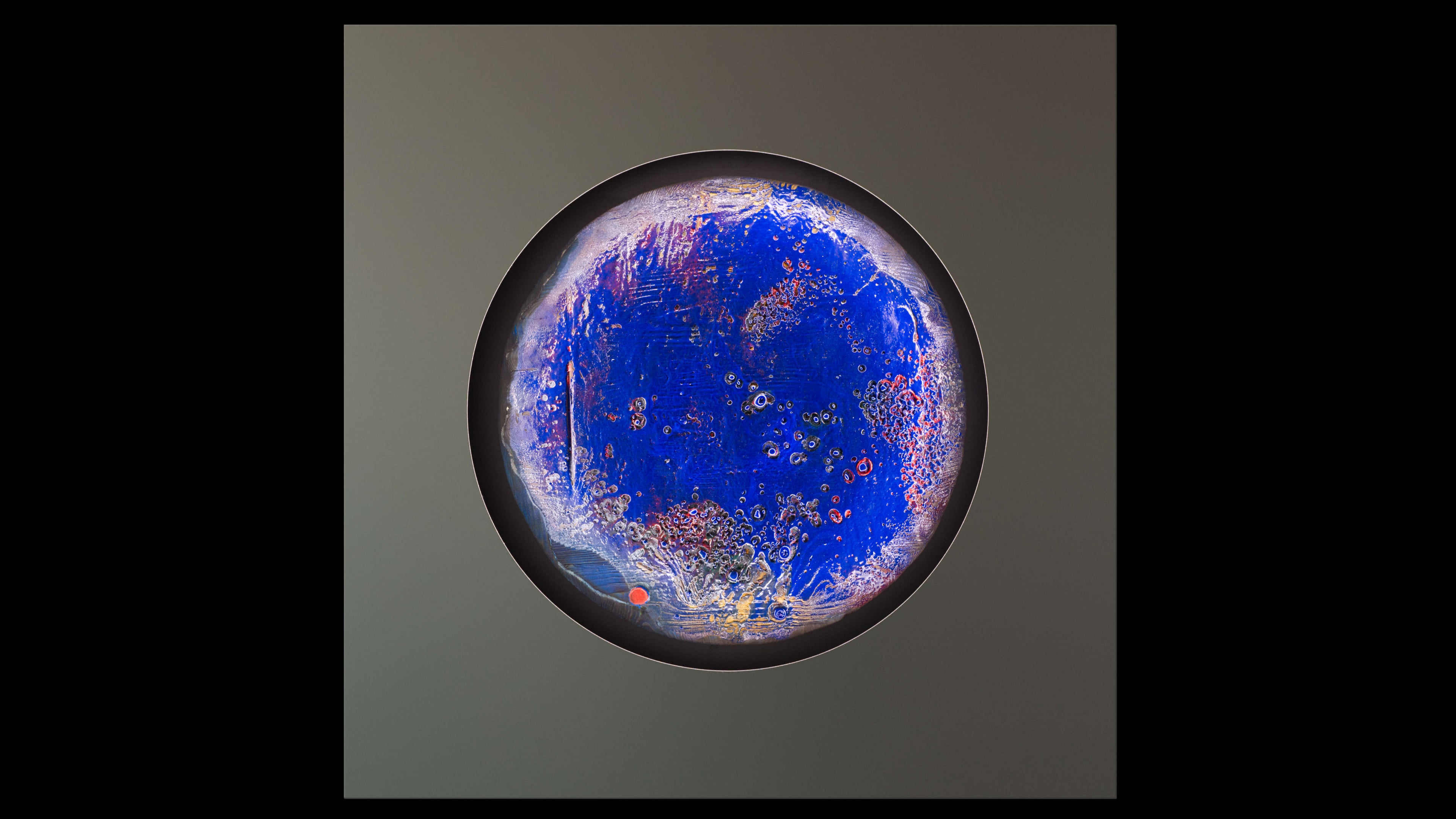 Seasolight Lichtobjekt frontal – ultramarinblaue Oberfläche mit Spuren von Feuer und Pigment auf Holz
