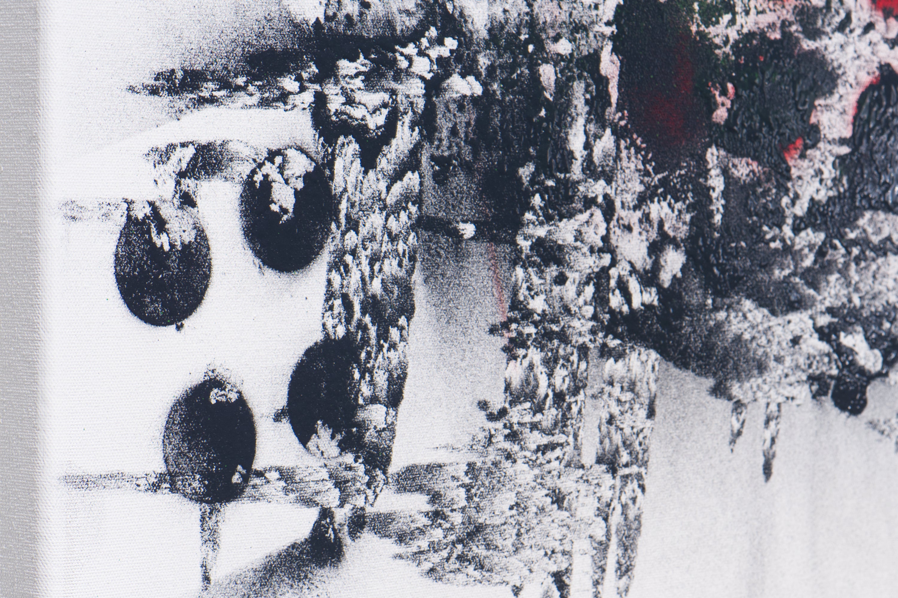 Detailaufnahme der verbrannten Oberfläche und der roten und grünen Farbschichten im Kunstwerk „Secret Engravings“ von Thomas Girbl