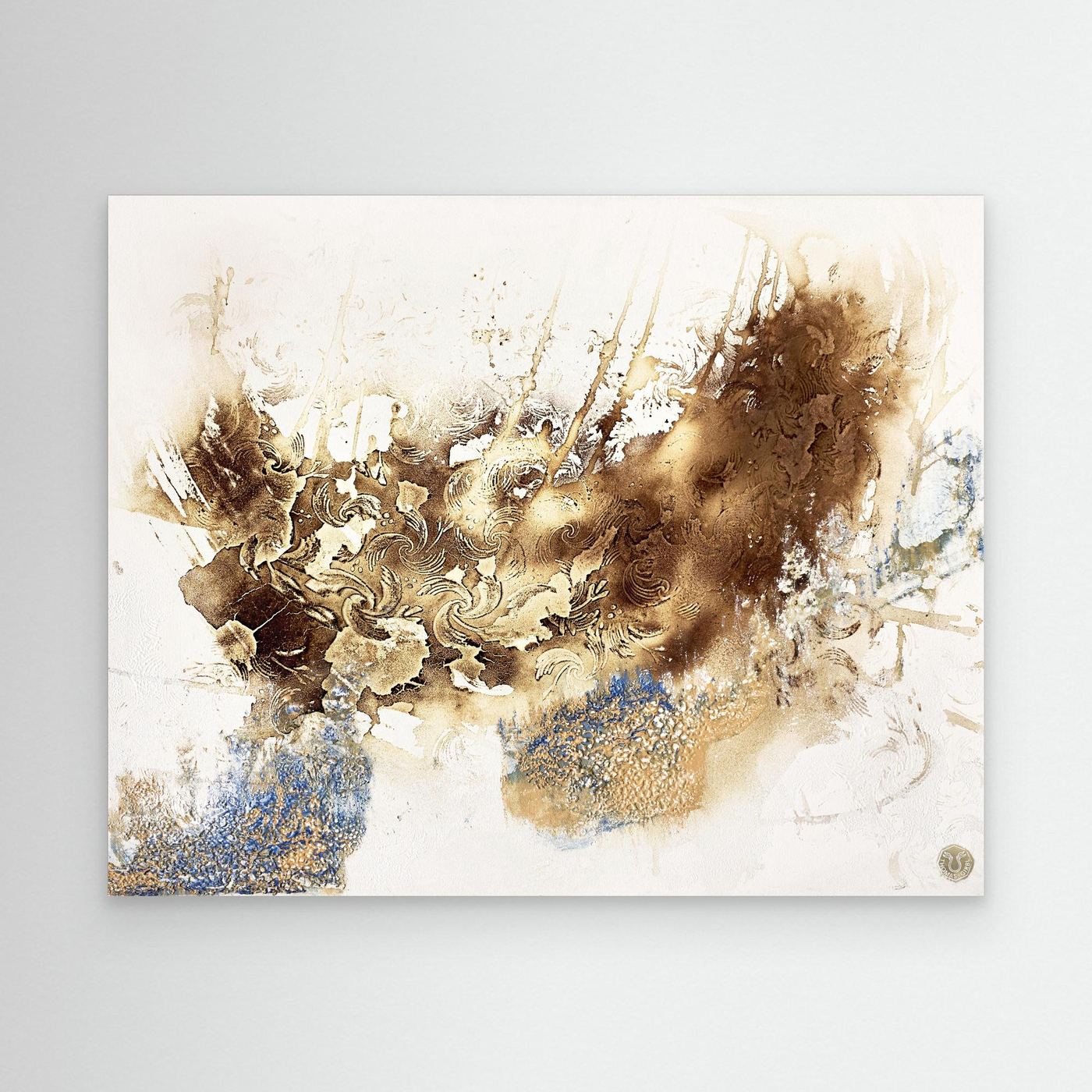 Subduction of Memory Burning Canvas frontal – geschichtete, geologische Strukturen in Braun- und Goldtönen
