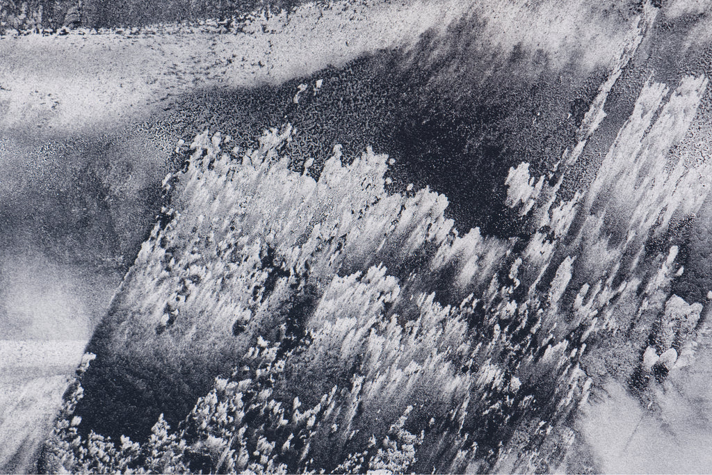 Detailaufnahme der Brandspuren und Pigmentschichten im Feuerkunstwerk „Surf of Fire“ von Thomas Girbl