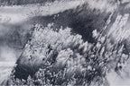 Detailaufnahme der Brandspuren und Pigmentschichten im Feuerkunstwerk „Surf of Fire“ von Thomas Girbl