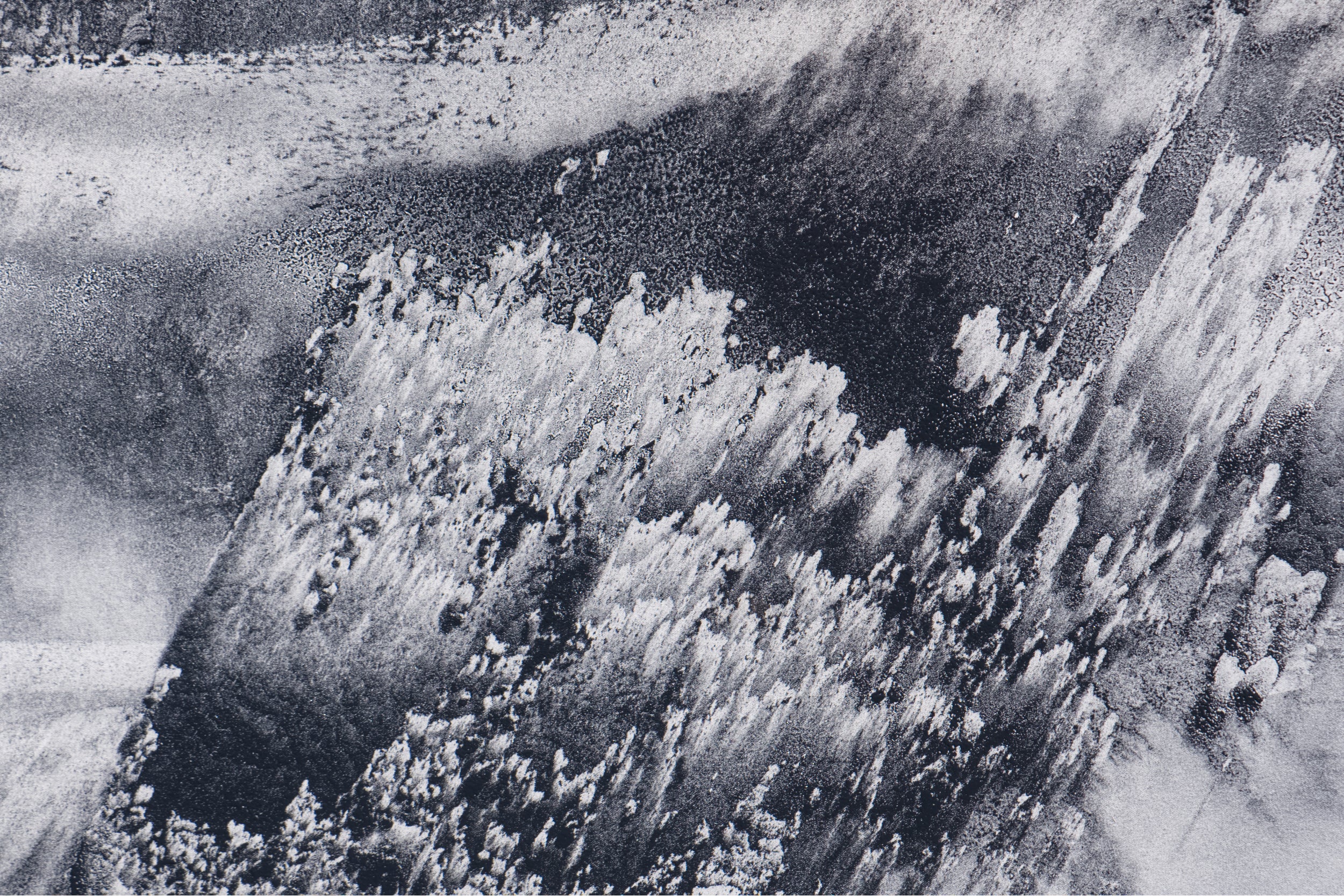 Detailaufnahme der Brandspuren und Pigmentschichten im Feuerkunstwerk „Surf of Fire“ von Thomas Girbl