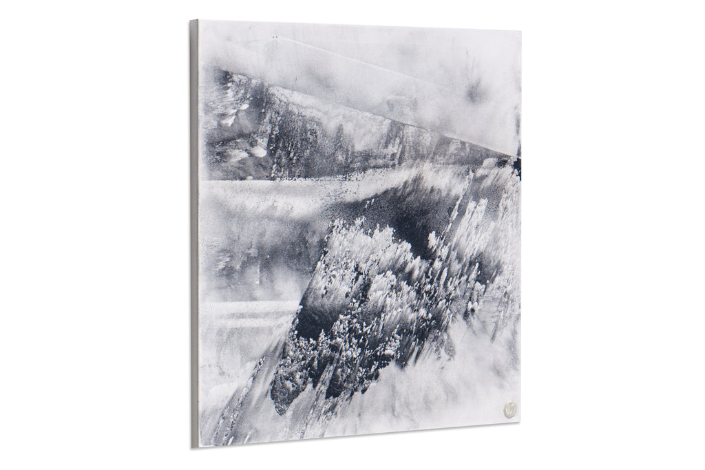Seitenansicht der Leinwandarbeit „Surf of Fire“ von Thomas Girbl mit sichtbarer Material- und Brandstruktur