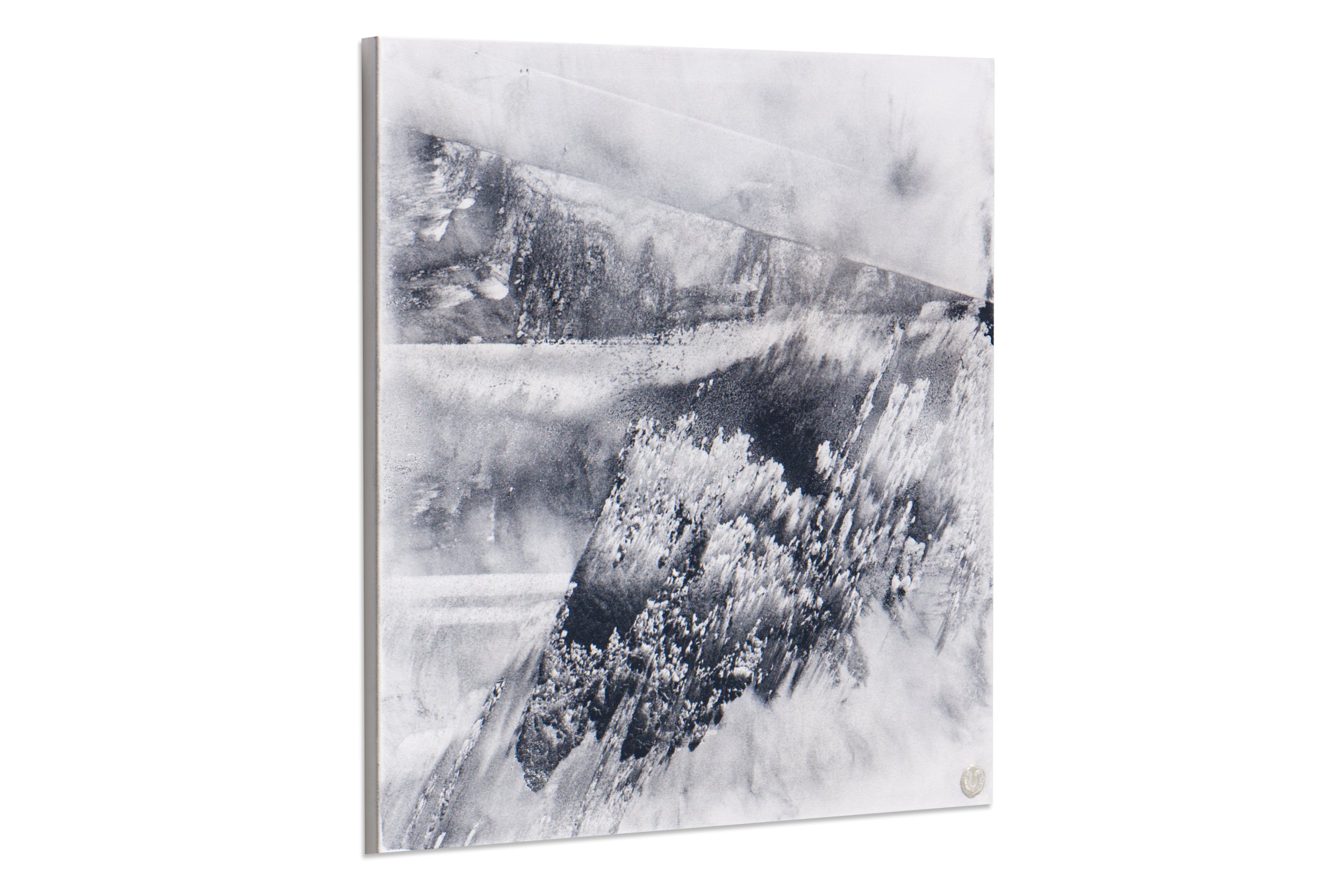 Seitenansicht der Leinwandarbeit „Surf of Fire“ von Thomas Girbl mit sichtbarer Material- und Brandstruktur