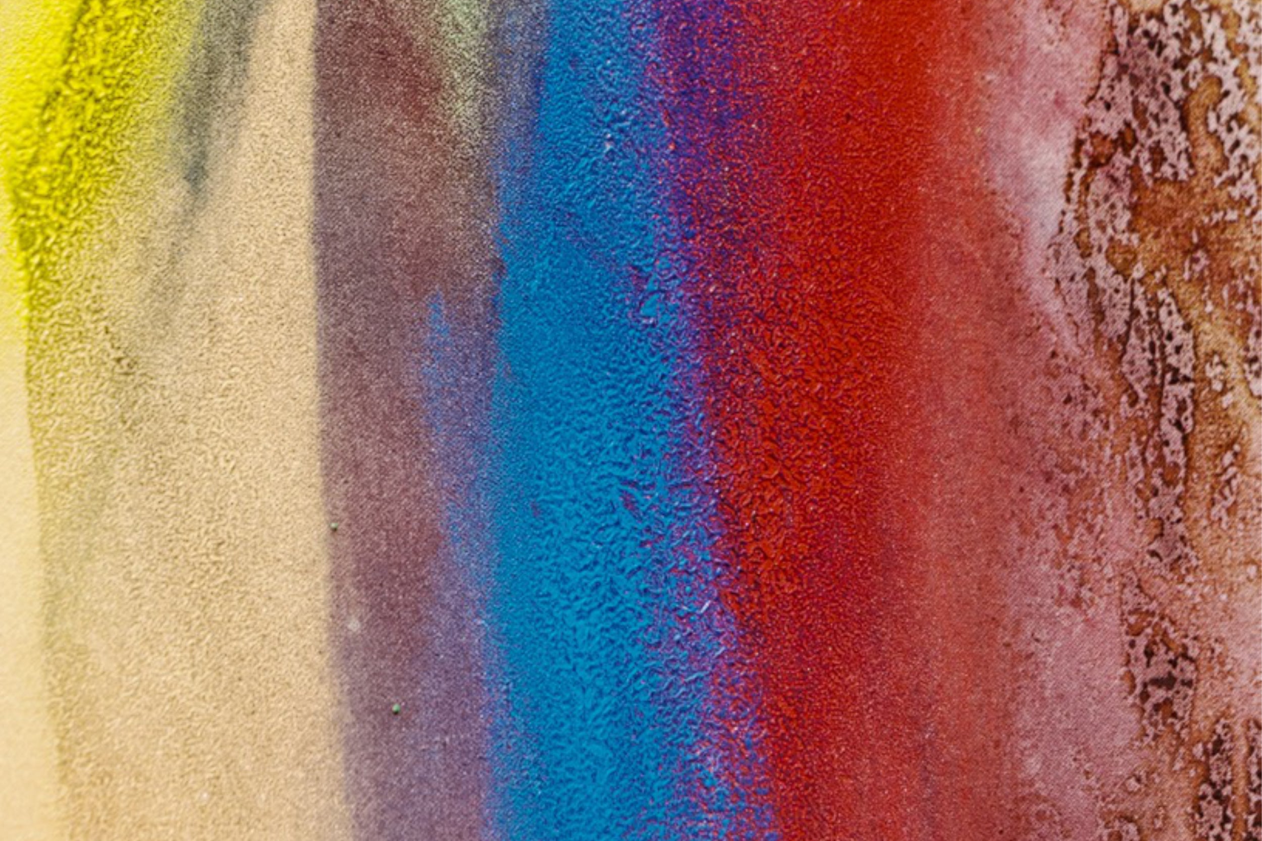 Detailaufnahme der eingebrannten Pigmentschichten und Brandspuren im Kunstwerk „Spring“ von Thomas Girbl