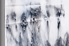 Detailaufnahme der pyrographischen Struktur und Brandspuren mit blauen Pigmentakzenten im Kunstwerk „Traces in a Lava Rock“ von Thomas Girbl