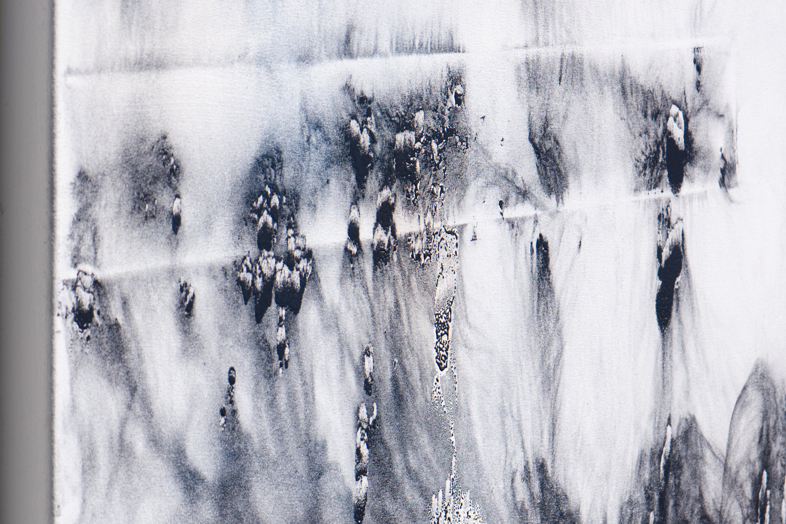 Detailaufnahme der pyrographischen Struktur und Brandspuren mit blauen Pigmentakzenten im Kunstwerk „Traces in a Lava Rock“ von Thomas Girbl